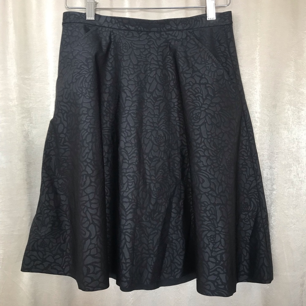 Lululemon skirt - with pockets! - size 6